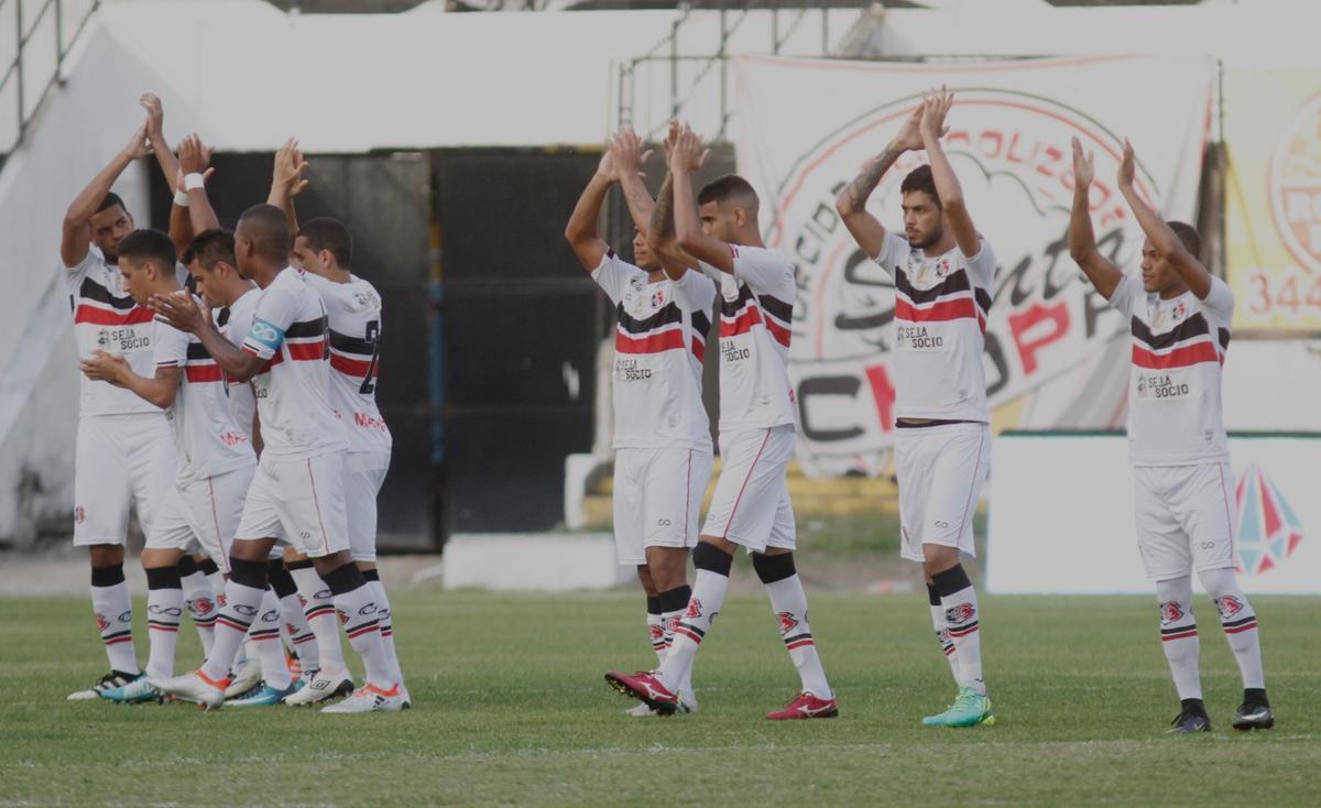 Santa Cruz fica com um jogador a menos desde o comeo do primeiro tempo, mas ainda cria mais chances. No fim, contudo, ficou no empate em 0 a 0