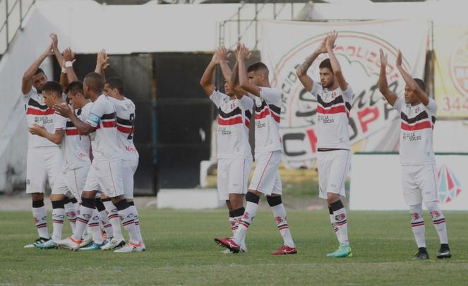 Santa Cruz fica com um jogador a menos desde o comeo do primeiro tempo, mas ainda cria mais chances. No fim, contudo, ficou no empate em 0 a 0