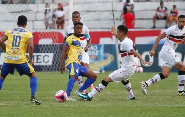 Santa Cruz fica com um jogador a menos desde o comeo do primeiro tempo, mas ainda cria mais chances. No fim, contudo, ficou no empate em 0 a 0