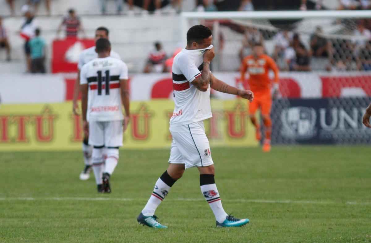 Santa Cruz fica com um jogador a menos desde o comeo do primeiro tempo, mas ainda cria mais chances. No fim, contudo, ficou no empate em 0 a 0