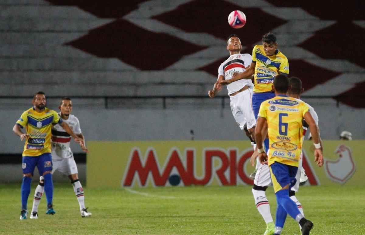 Santa Cruz fica com um jogador a menos desde o comeo do primeiro tempo, mas ainda cria mais chances. No fim, contudo, ficou no empate em 0 a 0