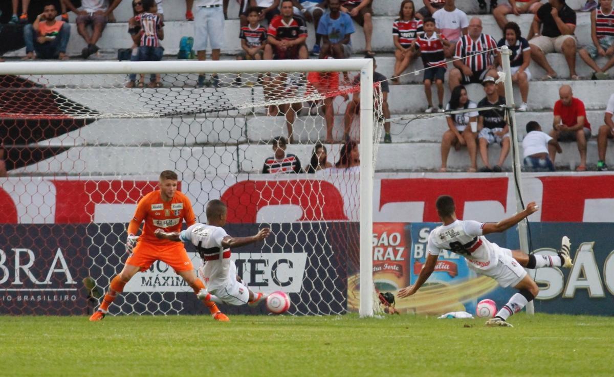 Santa Cruz fica com um jogador a menos desde o comeo do primeiro tempo, mas ainda cria mais chances. No fim, contudo, ficou no empate em 0 a 0