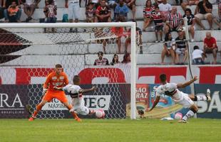 Santa Cruz fica com um jogador a menos desde o comeo do primeiro tempo, mas ainda cria mais chances. No fim, contudo, ficou no empate em 0 a 0