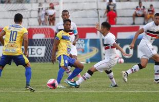 Santa Cruz fica com um jogador a menos desde o comeo do primeiro tempo, mas ainda cria mais chances. No fim, contudo, ficou no empate em 0 a 0