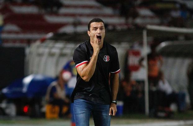 Santa Cruz fica com um jogador a menos desde o comeo do primeiro tempo, mas ainda cria mais chances. No fim, contudo, ficou no empate em 0 a 0