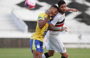 Santa Cruz fica com um jogador a menos desde o comeo do primeiro tempo, mas ainda cria mais chances. No fim, contudo, ficou no empate em 0 a 0