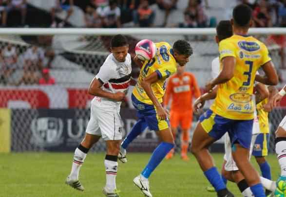 Santa Cruz fica com um jogador a menos desde o comeo do primeiro tempo, mas ainda cria mais chances. No fim, contudo, ficou no empate em 0 a 0