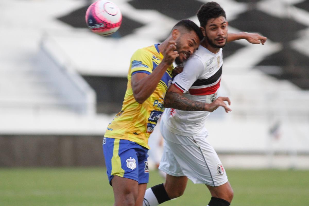 Santa Cruz fica com um jogador a menos desde o comeo do primeiro tempo, mas ainda cria mais chances. No fim, contudo, ficou no empate em 0 a 0