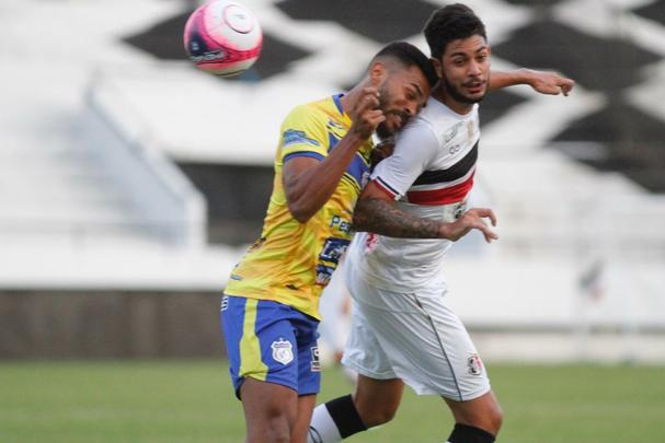 Santa Cruz fica com um jogador a menos desde o comeo do primeiro tempo, mas ainda cria mais chances. No fim, contudo, ficou no empate em 0 a 0