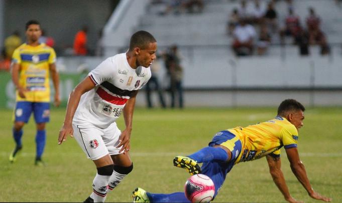 Santa Cruz fica com um jogador a menos desde o comeo do primeiro tempo, mas ainda cria mais chances. No fim, contudo, ficou no empate em 0 a 0