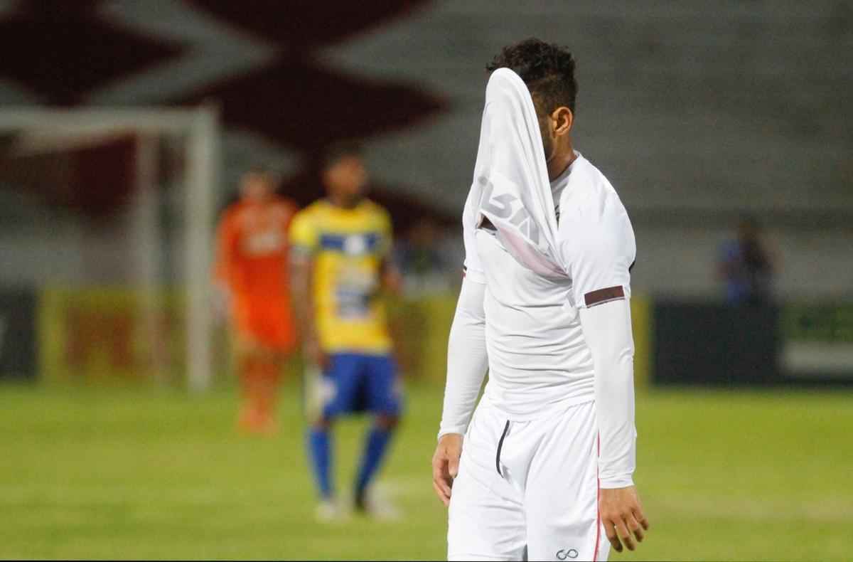 Santa Cruz fica com um jogador a menos desde o comeo do primeiro tempo, mas ainda cria mais chances. No fim, contudo, ficou no empate em 0 a 0