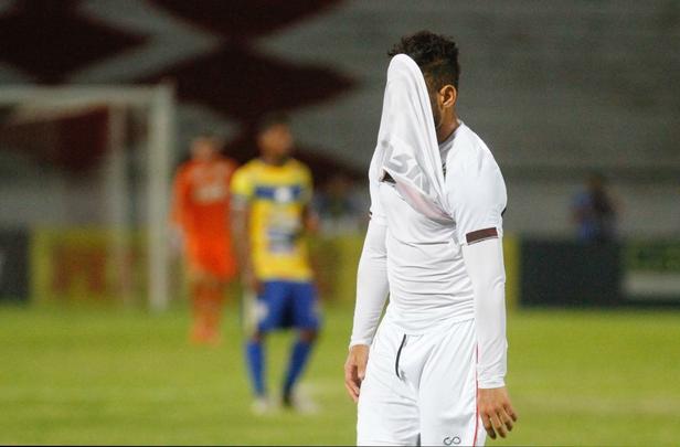 Santa Cruz fica com um jogador a menos desde o comeo do primeiro tempo, mas ainda cria mais chances. No fim, contudo, ficou no empate em 0 a 0