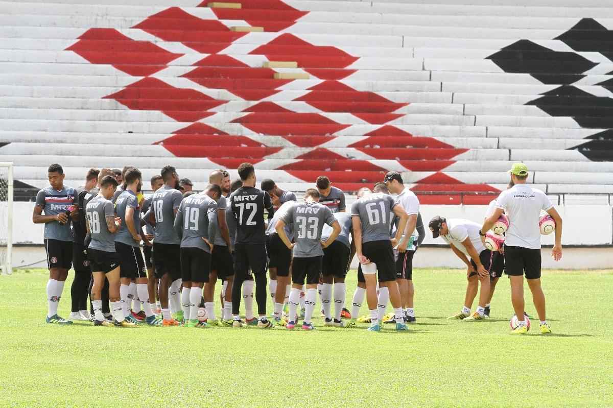 Tcnico Jnior Rocha no poder contar com o volante Luiz Otvio, expulso no ltimo jogo. Alm dele, o lateral-esquerdo vila e o atacante Augusto no jogam, vetados pelo departamento mdico. Paulo Henrique, Leandro Salino e Fabinho Alves sero os substitutos.