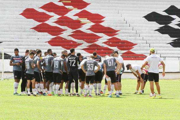 Técnico Júnior Rocha não poderá contar com o volante Luiz Otávio, expulso no último jogo. Além dele, o lateral-esquerdo Ávila e o atacante Augusto não jogam, vetados pelo departamento médico. Paulo Henrique, Leandro Salino e Fabinho Alves serão os substitutos.