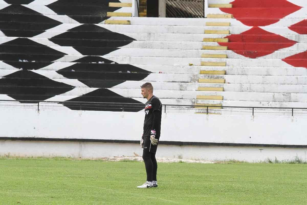 Tcnico Jnior Rocha no poder contar com o volante Luiz Otvio, expulso no ltimo jogo. Alm dele, o lateral-esquerdo vila e o atacante Augusto no jogam, vetados pelo departamento mdico. Paulo Henrique, Leandro Salino e Fabinho Alves sero os substitutos.