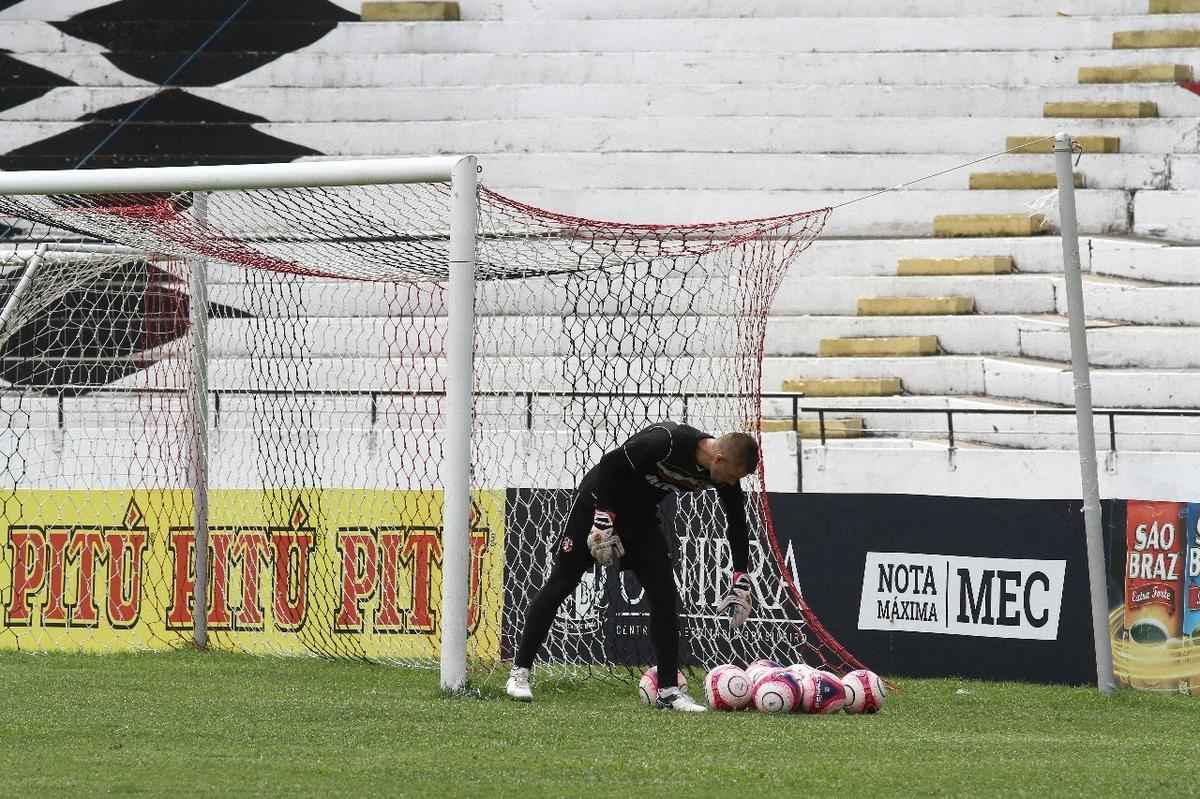 Tcnico Jnior Rocha no poder contar com o volante Luiz Otvio, expulso no ltimo jogo. Alm dele, o lateral-esquerdo vila e o atacante Augusto no jogam, vetados pelo departamento mdico. Paulo Henrique, Leandro Salino e Fabinho Alves sero os substitutos.