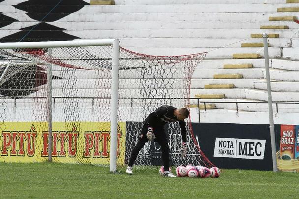 Técnico Júnior Rocha não poderá contar com o volante Luiz Otávio, expulso no último jogo. Além dele, o lateral-esquerdo Ávila e o atacante Augusto não jogam, vetados pelo departamento médico. Paulo Henrique, Leandro Salino e Fabinho Alves serão os substitutos.