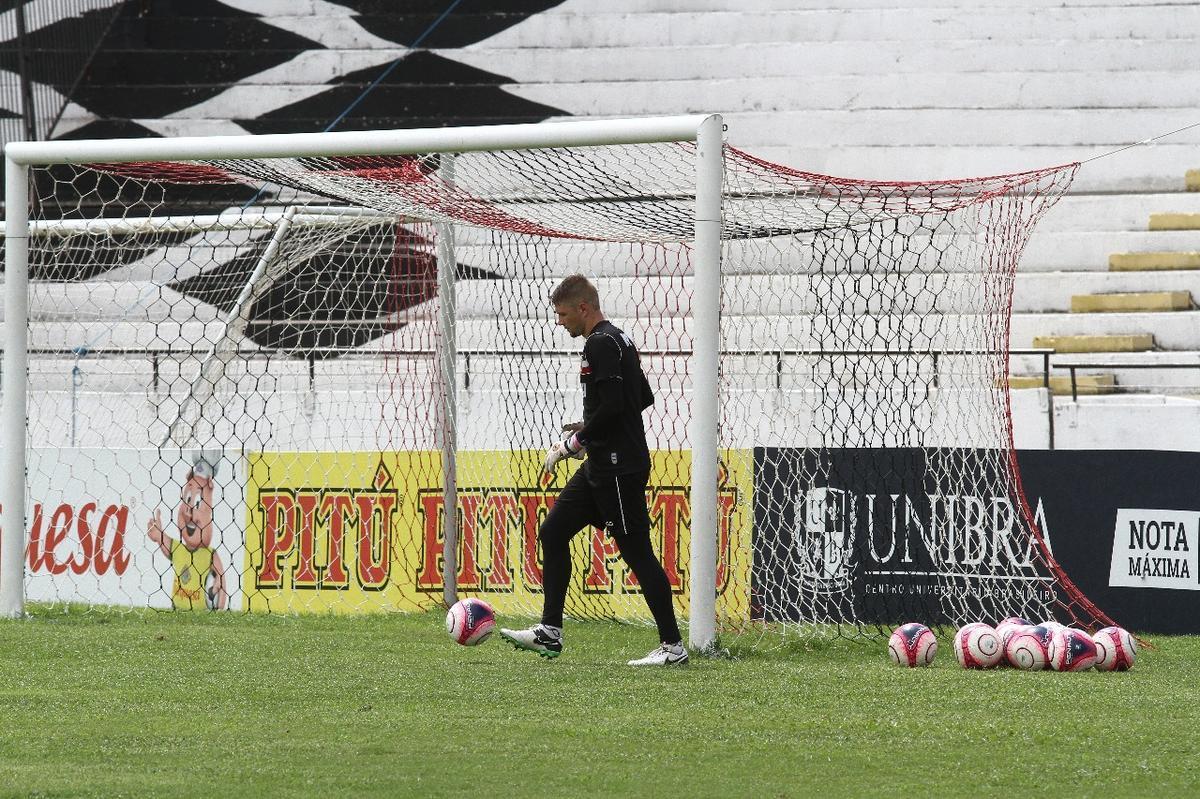 Tcnico Jnior Rocha no poder contar com o volante Luiz Otvio, expulso no ltimo jogo. Alm dele, o lateral-esquerdo vila e o atacante Augusto no jogam, vetados pelo departamento mdico. Paulo Henrique, Leandro Salino e Fabinho Alves sero os substitutos.