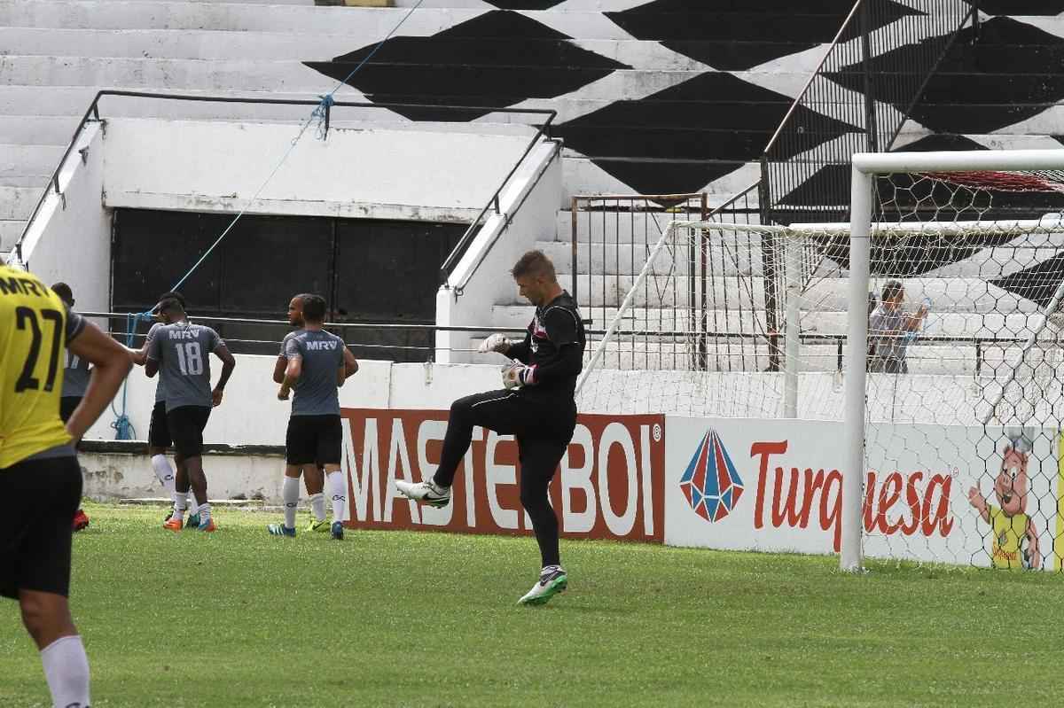 Tcnico Jnior Rocha no poder contar com o volante Luiz Otvio, expulso no ltimo jogo. Alm dele, o lateral-esquerdo vila e o atacante Augusto no jogam, vetados pelo departamento mdico. Paulo Henrique, Leandro Salino e Fabinho Alves sero os substitutos.