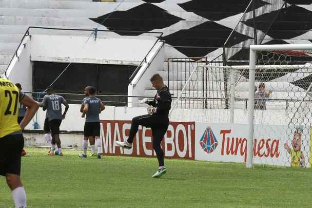 Técnico Júnior Rocha não poderá contar com o volante Luiz Otávio, expulso no último jogo. Além dele, o lateral-esquerdo Ávila e o atacante Augusto não jogam, vetados pelo departamento médico. Paulo Henrique, Leandro Salino e Fabinho Alves serão os substitutos.