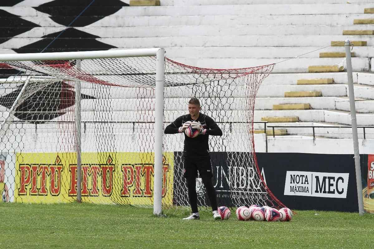 Tcnico Jnior Rocha no poder contar com o volante Luiz Otvio, expulso no ltimo jogo. Alm dele, o lateral-esquerdo vila e o atacante Augusto no jogam, vetados pelo departamento mdico. Paulo Henrique, Leandro Salino e Fabinho Alves sero os substitutos.