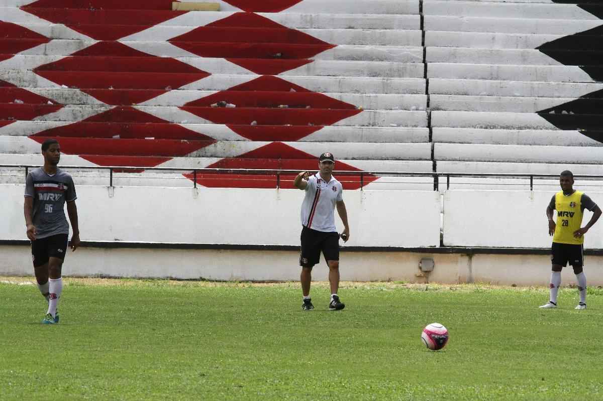Tcnico Jnior Rocha no poder contar com o volante Luiz Otvio, expulso no ltimo jogo. Alm dele, o lateral-esquerdo vila e o atacante Augusto no jogam, vetados pelo departamento mdico. Paulo Henrique, Leandro Salino e Fabinho Alves sero os substitutos.