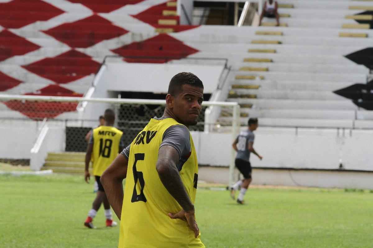 Tcnico Jnior Rocha no poder contar com o volante Luiz Otvio, expulso no ltimo jogo. Alm dele, o lateral-esquerdo vila e o atacante Augusto no jogam, vetados pelo departamento mdico. Paulo Henrique, Leandro Salino e Fabinho Alves sero os substitutos.