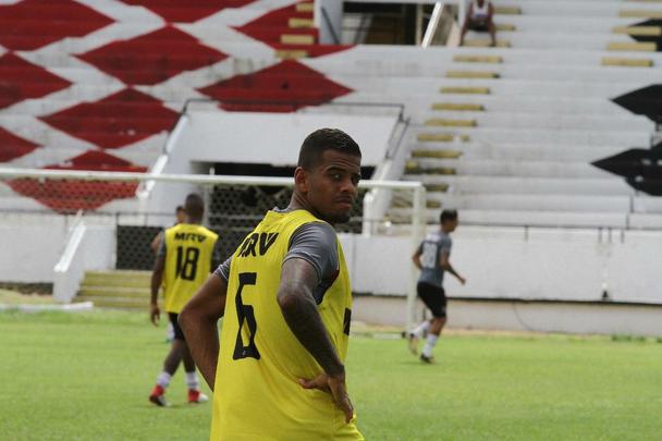 Técnico Júnior Rocha não poderá contar com o volante Luiz Otávio, expulso no último jogo. Além dele, o lateral-esquerdo Ávila e o atacante Augusto não jogam, vetados pelo departamento médico. Paulo Henrique, Leandro Salino e Fabinho Alves serão os substitutos.