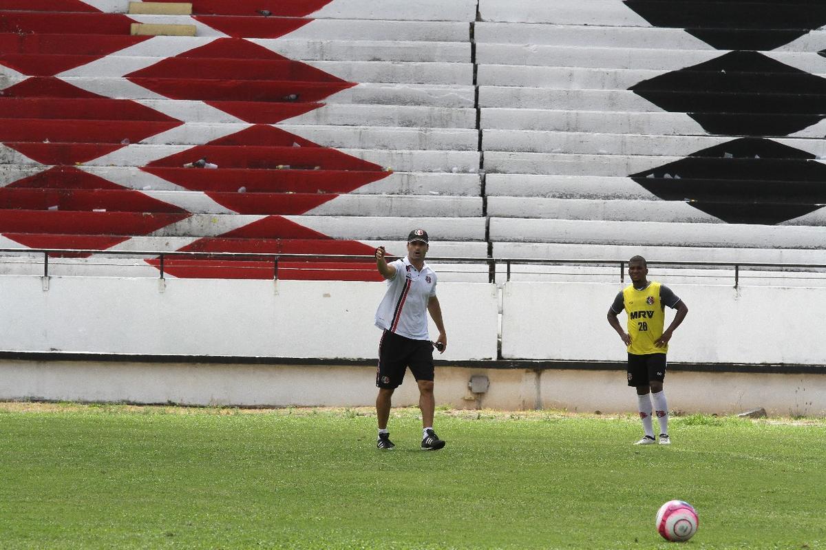 Tcnico Jnior Rocha no poder contar com o volante Luiz Otvio, expulso no ltimo jogo. Alm dele, o lateral-esquerdo vila e o atacante Augusto no jogam, vetados pelo departamento mdico. Paulo Henrique, Leandro Salino e Fabinho Alves sero os substitutos.