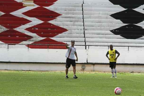 Técnico Júnior Rocha não poderá contar com o volante Luiz Otávio, expulso no último jogo. Além dele, o lateral-esquerdo Ávila e o atacante Augusto não jogam, vetados pelo departamento médico. Paulo Henrique, Leandro Salino e Fabinho Alves serão os substitutos.