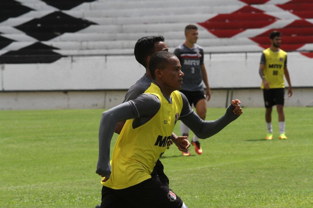 Tcnico Jnior Rocha no poder contar com o volante Luiz Otvio, expulso no ltimo jogo. Alm dele, o lateral-esquerdo vila e o atacante Augusto no jogam, vetados pelo departamento mdico. Paulo Henrique, Leandro Salino e Fabinho Alves sero os substitutos.