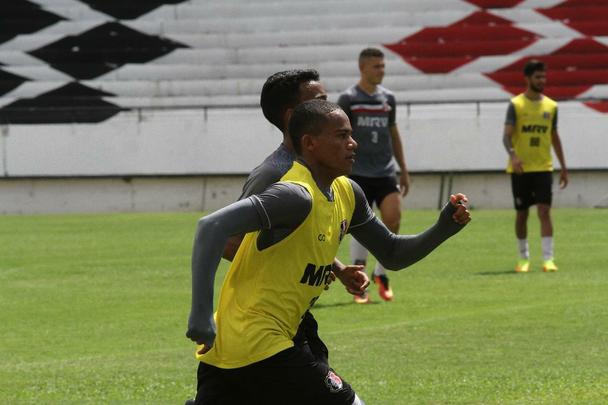 Técnico Júnior Rocha não poderá contar com o volante Luiz Otávio, expulso no último jogo. Além dele, o lateral-esquerdo Ávila e o atacante Augusto não jogam, vetados pelo departamento médico. Paulo Henrique, Leandro Salino e Fabinho Alves serão os substitutos.