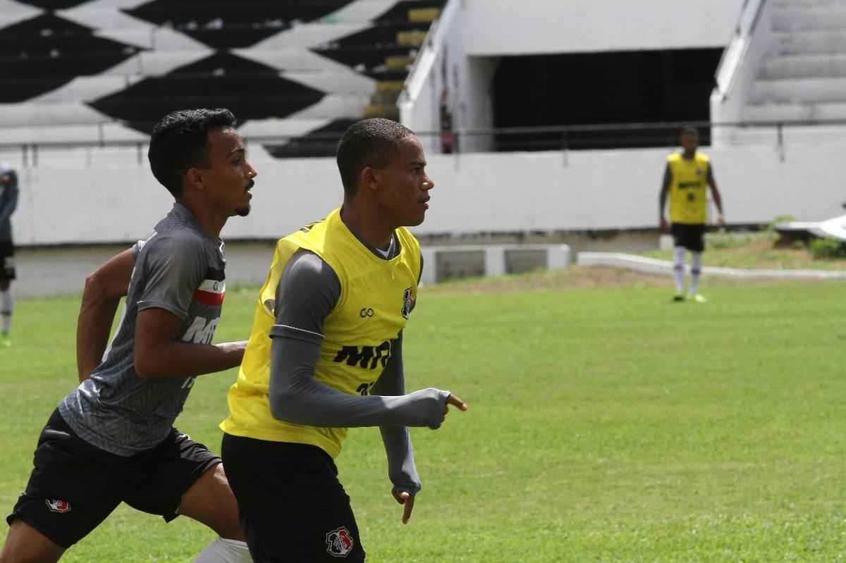 Tcnico Jnior Rocha no poder contar com o volante Luiz Otvio, expulso no ltimo jogo. Alm dele, o lateral-esquerdo vila e o atacante Augusto no jogam, vetados pelo departamento mdico. Paulo Henrique, Leandro Salino e Fabinho Alves sero os substitutos.