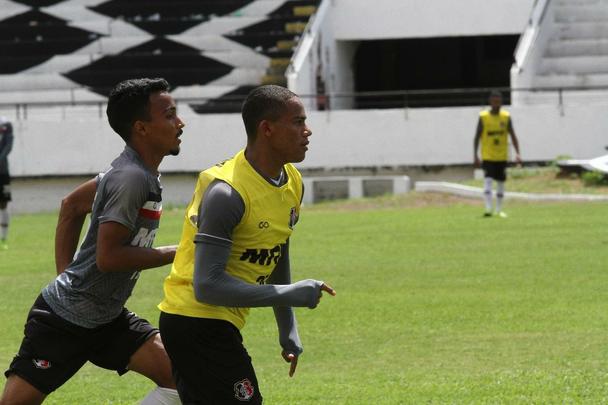 Técnico Júnior Rocha não poderá contar com o volante Luiz Otávio, expulso no último jogo. Além dele, o lateral-esquerdo Ávila e o atacante Augusto não jogam, vetados pelo departamento médico. Paulo Henrique, Leandro Salino e Fabinho Alves serão os substitutos.
