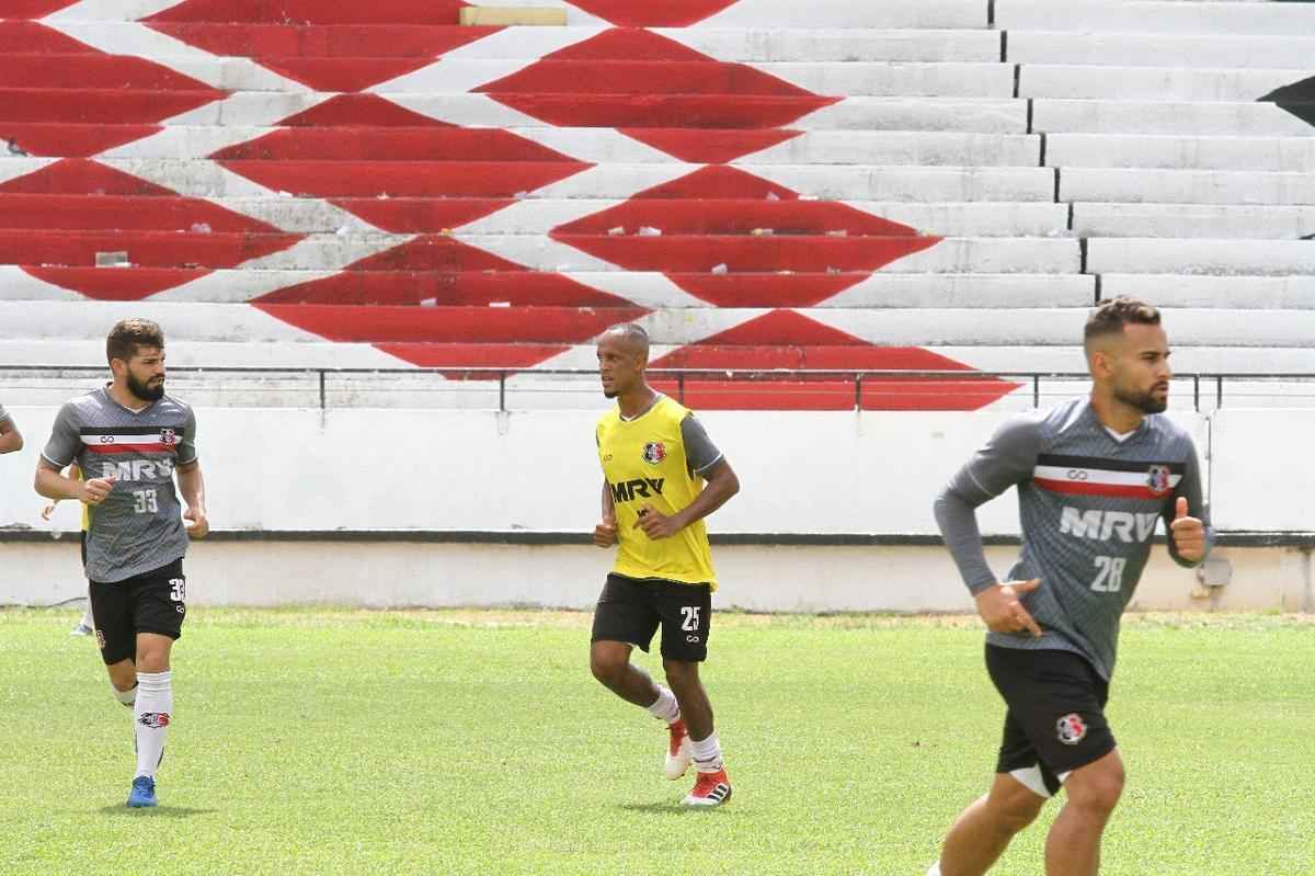 Tcnico Jnior Rocha no poder contar com o volante Luiz Otvio, expulso no ltimo jogo. Alm dele, o lateral-esquerdo vila e o atacante Augusto no jogam, vetados pelo departamento mdico. Paulo Henrique, Leandro Salino e Fabinho Alves sero os substitutos.