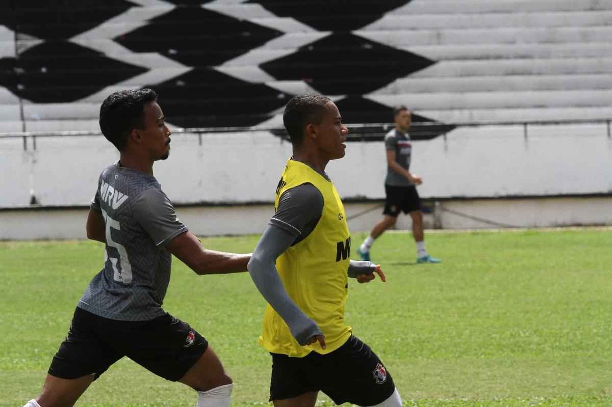 Tcnico Jnior Rocha no poder contar com o volante Luiz Otvio, expulso no ltimo jogo. Alm dele, o lateral-esquerdo vila e o atacante Augusto no jogam, vetados pelo departamento mdico. Paulo Henrique, Leandro Salino e Fabinho Alves sero os substitutos.