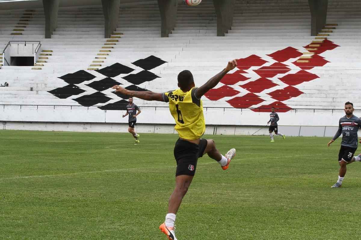 Tcnico Jnior Rocha no poder contar com o volante Luiz Otvio, expulso no ltimo jogo. Alm dele, o lateral-esquerdo vila e o atacante Augusto no jogam, vetados pelo departamento mdico. Paulo Henrique, Leandro Salino e Fabinho Alves sero os substitutos.