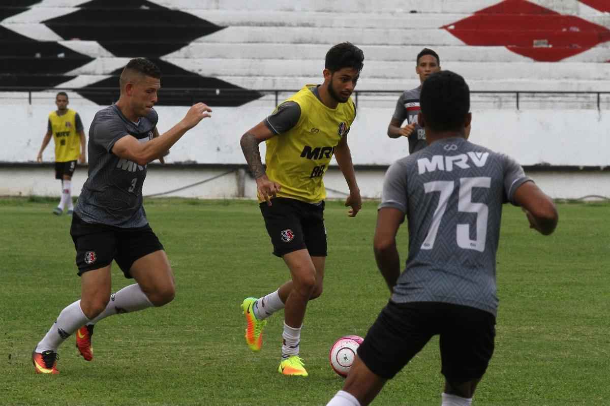 Tcnico Jnior Rocha no poder contar com o volante Luiz Otvio, expulso no ltimo jogo. Alm dele, o lateral-esquerdo vila e o atacante Augusto no jogam, vetados pelo departamento mdico. Paulo Henrique, Leandro Salino e Fabinho Alves sero os substitutos.