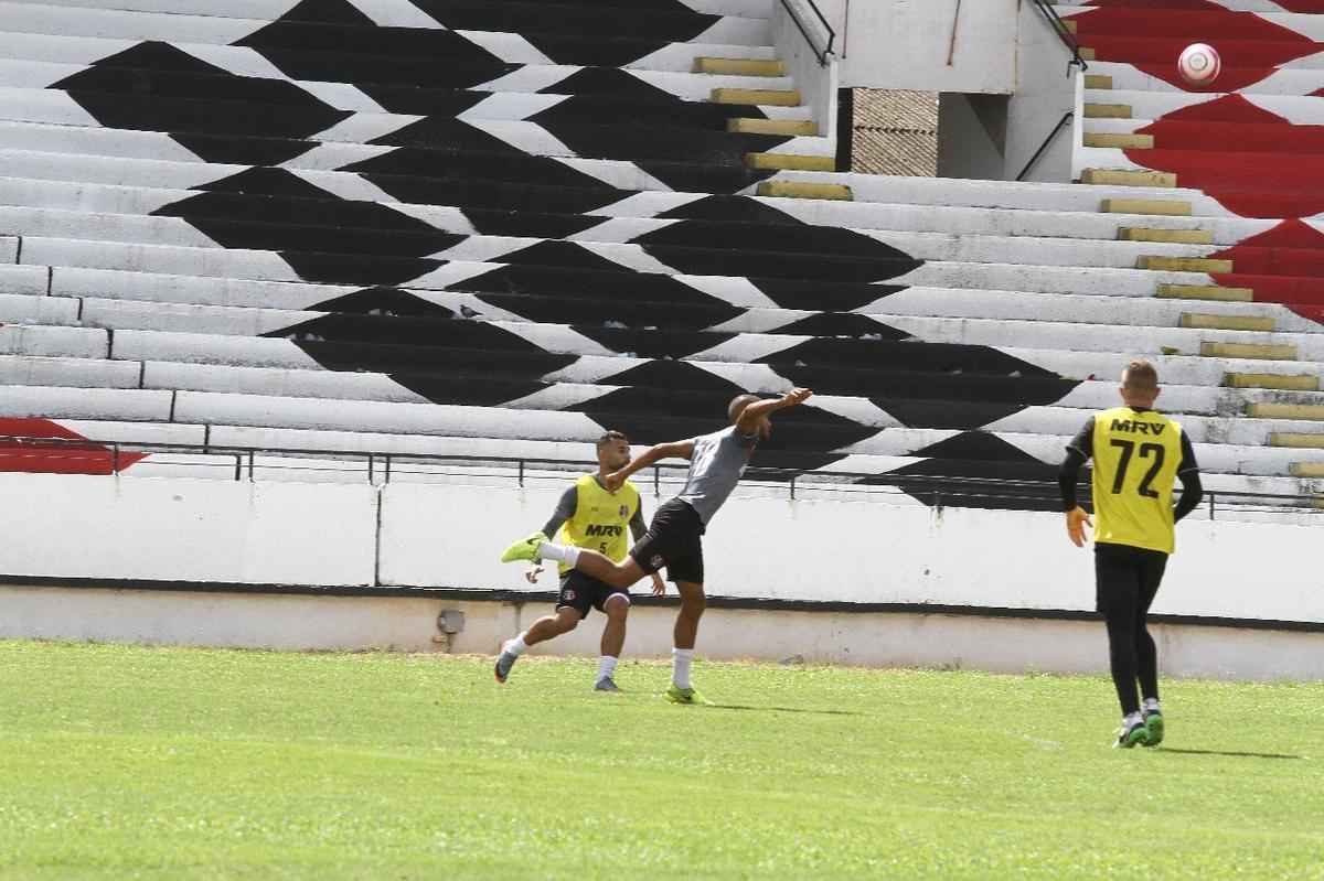 Tcnico Jnior Rocha no poder contar com o volante Luiz Otvio, expulso no ltimo jogo. Alm dele, o lateral-esquerdo vila e o atacante Augusto no jogam, vetados pelo departamento mdico. Paulo Henrique, Leandro Salino e Fabinho Alves sero os substitutos.