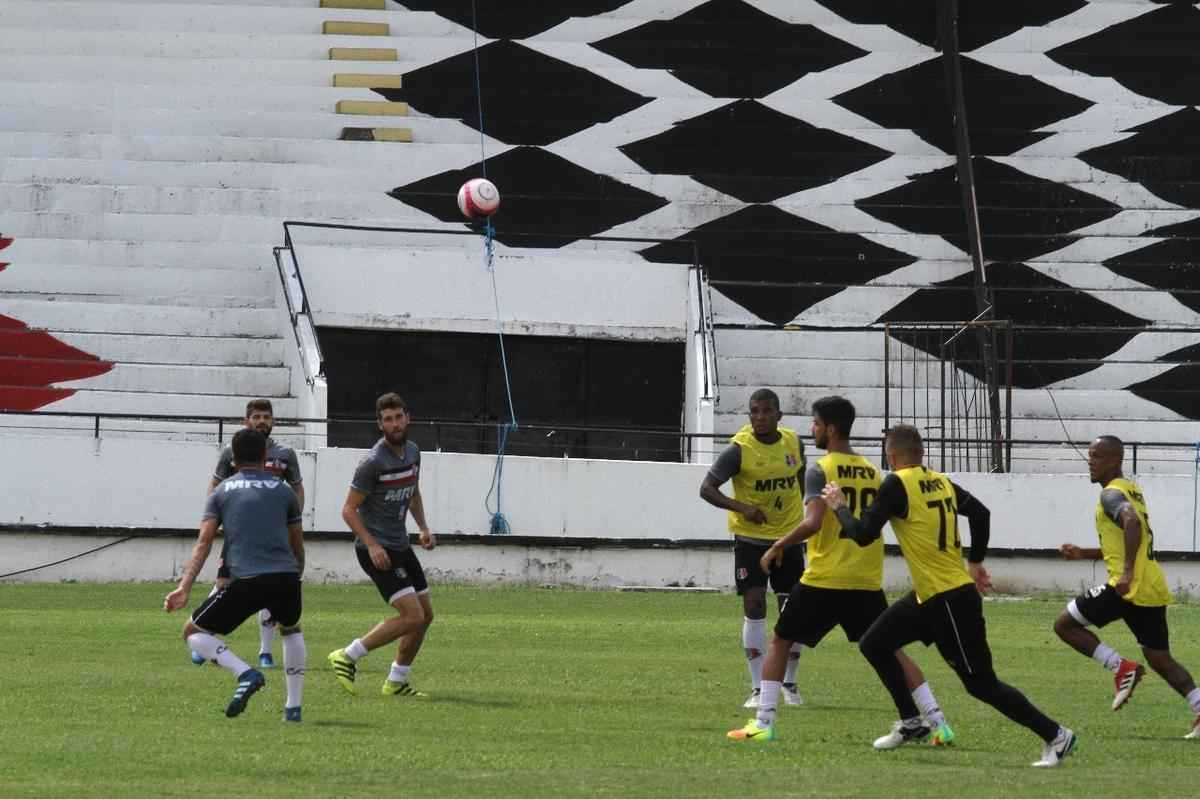 Tcnico Jnior Rocha no poder contar com o volante Luiz Otvio, expulso no ltimo jogo. Alm dele, o lateral-esquerdo vila e o atacante Augusto no jogam, vetados pelo departamento mdico. Paulo Henrique, Leandro Salino e Fabinho Alves sero os substitutos.
