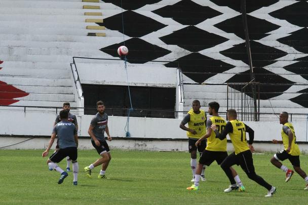 Técnico Júnior Rocha não poderá contar com o volante Luiz Otávio, expulso no último jogo. Além dele, o lateral-esquerdo Ávila e o atacante Augusto não jogam, vetados pelo departamento médico. Paulo Henrique, Leandro Salino e Fabinho Alves serão os substitutos.
