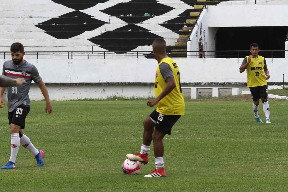 Tcnico Jnior Rocha no poder contar com o volante Luiz Otvio, expulso no ltimo jogo. Alm dele, o lateral-esquerdo vila e o atacante Augusto no jogam, vetados pelo departamento mdico. Paulo Henrique, Leandro Salino e Fabinho Alves sero os substitutos.
