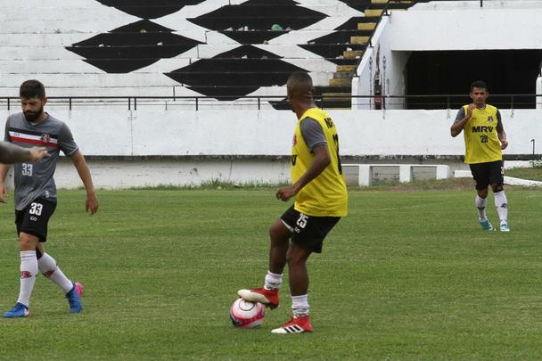 Técnico Júnior Rocha não poderá contar com o volante Luiz Otávio, expulso no último jogo. Além dele, o lateral-esquerdo Ávila e o atacante Augusto não jogam, vetados pelo departamento médico. Paulo Henrique, Leandro Salino e Fabinho Alves serão os substitutos.