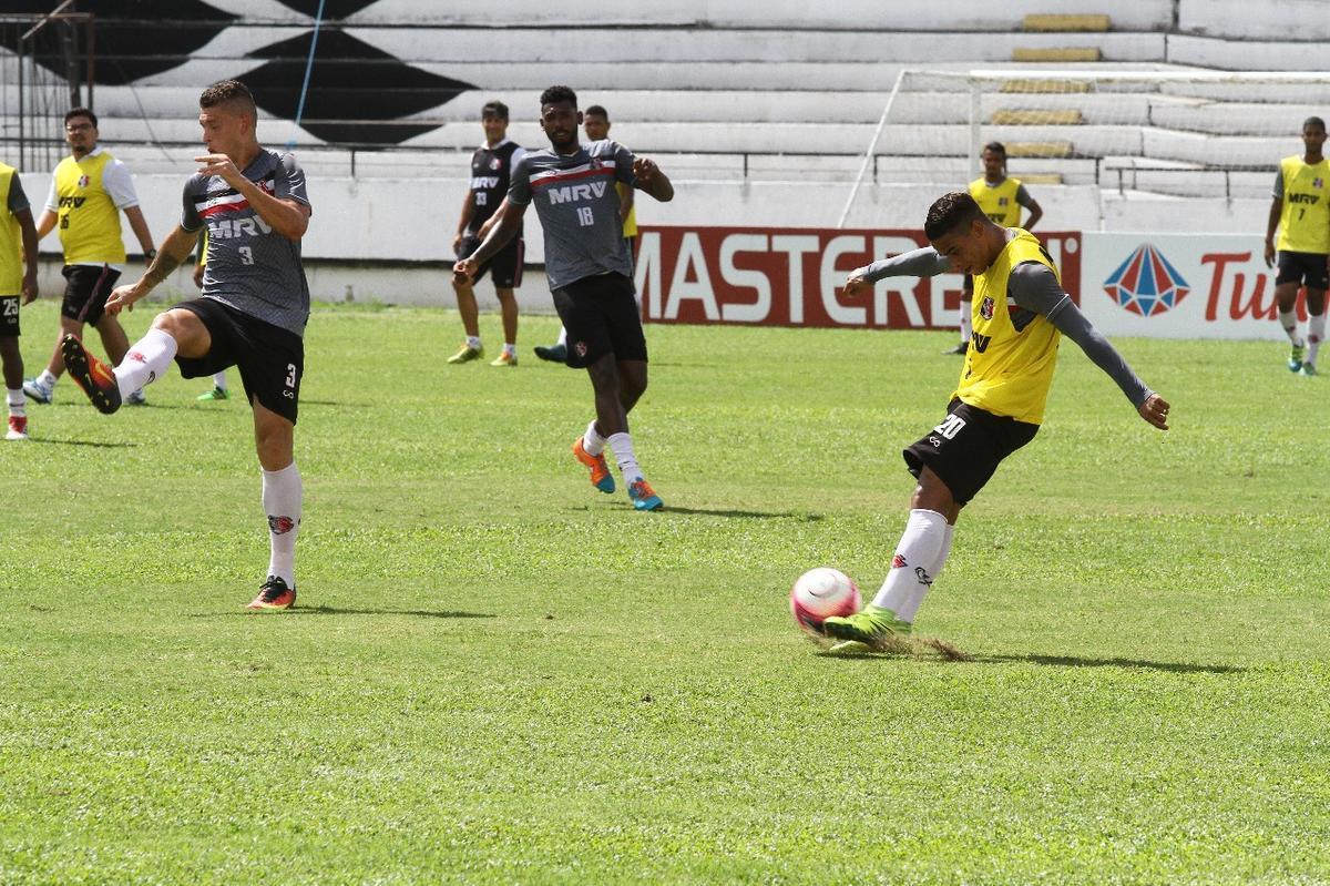 Tcnico Jnior Rocha no poder contar com o volante Luiz Otvio, expulso no ltimo jogo. Alm dele, o lateral-esquerdo vila e o atacante Augusto no jogam, vetados pelo departamento mdico. Paulo Henrique, Leandro Salino e Fabinho Alves sero os substitutos.