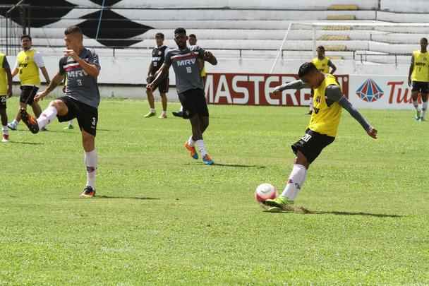Técnico Júnior Rocha não poderá contar com o volante Luiz Otávio, expulso no último jogo. Além dele, o lateral-esquerdo Ávila e o atacante Augusto não jogam, vetados pelo departamento médico. Paulo Henrique, Leandro Salino e Fabinho Alves serão os substitutos.