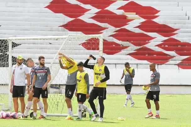 Técnico Júnior Rocha não poderá contar com o volante Luiz Otávio, expulso no último jogo. Além dele, o lateral-esquerdo Ávila e o atacante Augusto não jogam, vetados pelo departamento médico. Paulo Henrique, Leandro Salino e Fabinho Alves serão os substitutos.