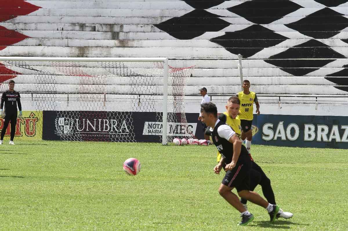 Tcnico Jnior Rocha no poder contar com o volante Luiz Otvio, expulso no ltimo jogo. Alm dele, o lateral-esquerdo vila e o atacante Augusto no jogam, vetados pelo departamento mdico. Paulo Henrique, Leandro Salino e Fabinho Alves sero os substitutos.