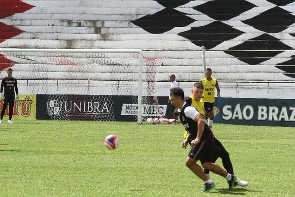 Técnico Júnior Rocha não poderá contar com o volante Luiz Otávio, expulso no último jogo. Além dele, o lateral-esquerdo Ávila e o atacante Augusto não jogam, vetados pelo departamento médico. Paulo Henrique, Leandro Salino e Fabinho Alves serão os substitutos.