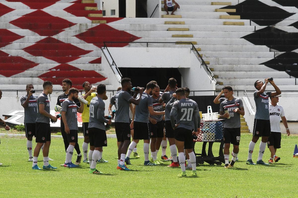 Tcnico Jnior Rocha no poder contar com o volante Luiz Otvio, expulso no ltimo jogo. Alm dele, o lateral-esquerdo vila e o atacante Augusto no jogam, vetados pelo departamento mdico. Paulo Henrique, Leandro Salino e Fabinho Alves sero os substitutos.