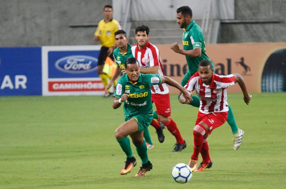 Com um jogador a mais, Nutico vence Cuiab por 2 a 1 e tem vantagem do empate  para avanar na Copa do Brasil